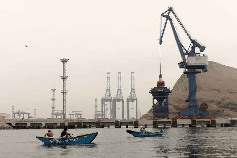 EE.UU. ha criticado en repetidas ocasiones a Perú por permitir que la naviera china Cosco construya y opere el puerto de Chancay. EE.UU. ha criticado en repetidas ocasiones a Perú por permitir que la naviera china Cosco construya y opere el puerto de Chancay.