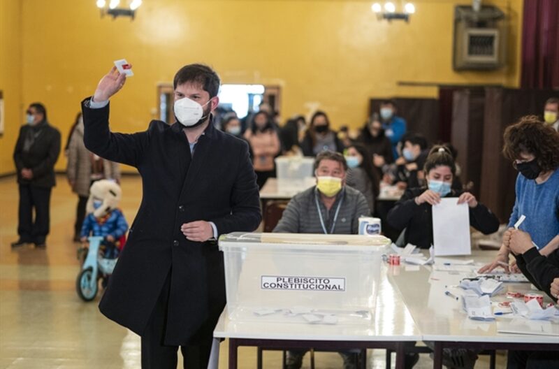 Gabriel Boric, presidente de Chile, vota en el plebiscito de salida del 4 de septiembre de 2022 en un centro electoral en Punta Arenas, Magallanes. Foto: Presidencia de Chile Gabriel Boric, presidente de Chile, vota en el plebiscito de salida del 4 de septiembre de 2022 en un centro electoral en Punta Arenas, Magallanes. Foto: Presidencia de Chile
