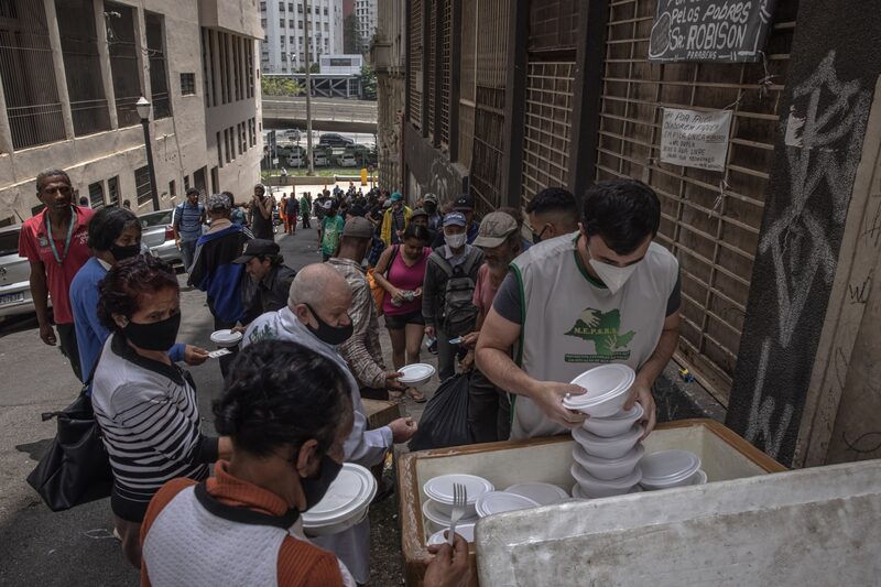 Se prevé que la población mundial alcance un pico de unos 10.400 millones de personas durante la década de 2080 y que se mantenga en ese nivel hasta 2100. Se prevé que la población mundial alcance un pico de unos 10.400 millones de personas durante la década de 2080 y que se mantenga en ese nivel hasta 2100.