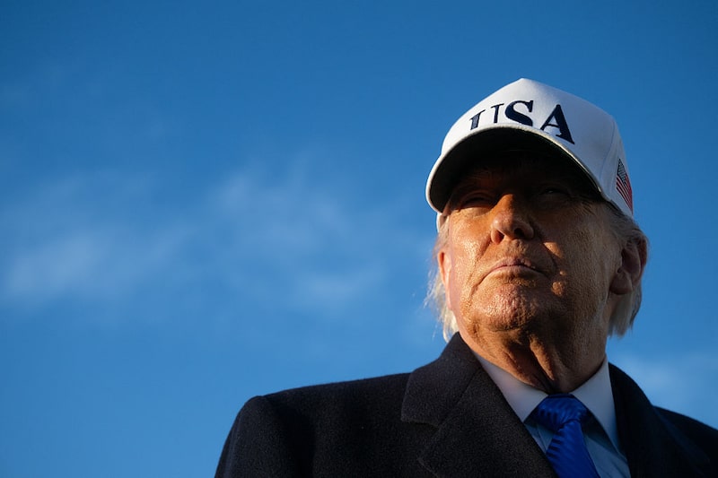 El presidente estadounidense Donald Trump habla con los periodistas antes de abordar el Air Force One al partir de la Base Conjunta Andrews en Maryland el 13 de marzo de 2026. El presidente estadounidense Donald Trump habla con los periodistas antes de abordar el Air Force One al partir de la Base Conjunta Andrews en Maryland el 13 de marzo de 2026.