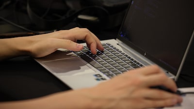 “No basta con saber preguntar a ChatGPT para poder aplicar la IA”: exconsejera de Microsoft “No basta con saber preguntar a ChatGPT para poder aplicar la IA”: exconsejera de Microsoft