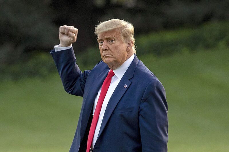 El entonces presidente de los Estados Unidos en el jardín sur de la Casa Blanca el 20 de octubre de 2020, en Washington, DC. El entonces presidente de los Estados Unidos en el jardín sur de la Casa Blanca el 20 de octubre de 2020, en Washington, DC.