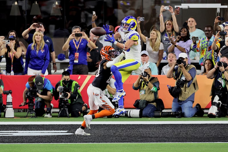 Cooper Kupp de Los Angeles Rams hace una recepción de anotación sobre Eli Apple de los Cincinnati Bengals durante el Super Bowl LVI en el SoFi Stadium el 13 de febrero. Fotógrafo: Andy Lyons/Getty Images Cooper Kupp de Los Angeles Rams hace una recepción de anotación sobre Eli Apple de los Cincinnati Bengals durante el Super Bowl LVI en el SoFi Stadium el 13 de febrero. Fotógrafo: Andy Lyons/Getty Images
