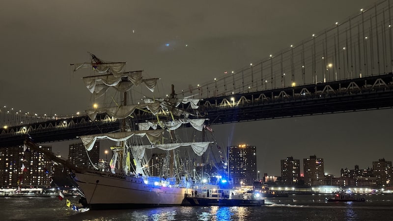 New York City Fire and Police department boat respond to a Mexican Navy vessel that crashed into the Brooklyn Bridge on May 17. Photographer: Myles Miller/Bloomberg New York City Fire and Police department boat respond to a Mexican Navy vessel that crashed into the Brooklyn Bridge on May 17. Photographer: Myles Miller/Bloomberg