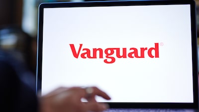 Vanguard pone fin a los 20 años de dominio de BlackRock en el mercado de ETFs de EE.UU. Vanguard pone fin a los 20 años de dominio de BlackRock en el mercado de ETFs de EE.UU.