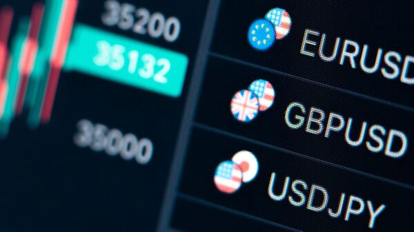 Libra se fortalece y acciones británicas suben tras la renuncia de Johnson Libra se fortalece y acciones británicas suben tras la renuncia de Johnson