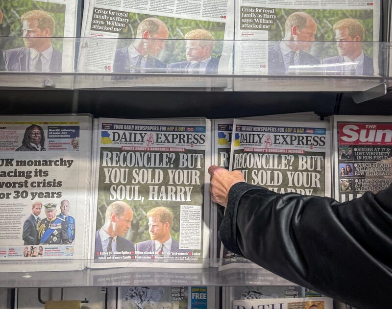 Un quiosco de prensa en el Reino Unido muestra cómo los periódicos están cubriendo los detalles de las memorias del Príncipe Harrys. Fotógrafo: Matt Cardy/Getty Images Un quiosco de prensa en el Reino Unido muestra cómo los periódicos están cubriendo los detalles de las memorias del Príncipe Harrys. Fotógrafo: Matt Cardy/Getty Images