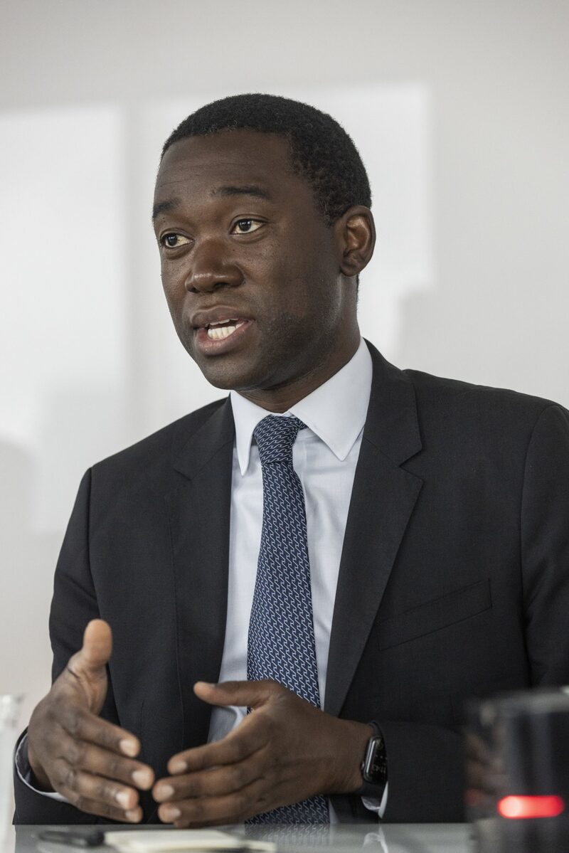 Wally Adeyemo, subsecretario del Tesoro estadounidense, habla durante una entrevista en Nueva York, Estados Unidos, el martes 6 de septiembre de 2022. Adeyemo visitó la India el mes pasado, donde dijo que la coalición para poner un tope al precio del petróleo ruso se ha ampliado y se han unido varios países, aunque declinó nombrarlos. Fotógrafo: Victor J. Blue/Bloomberg Wally Adeyemo, subsecretario del Tesoro estadounidense, habla durante una entrevista en Nueva York, Estados Unidos, el martes 6 de septiembre de 2022. Adeyemo visitó la India el mes pasado, donde dijo que la coalición para poner un tope al precio del petróleo ruso se ha ampliado y se han unido varios países, aunque declinó nombrarlos. Fotógrafo: Victor J. Blue/Bloomberg