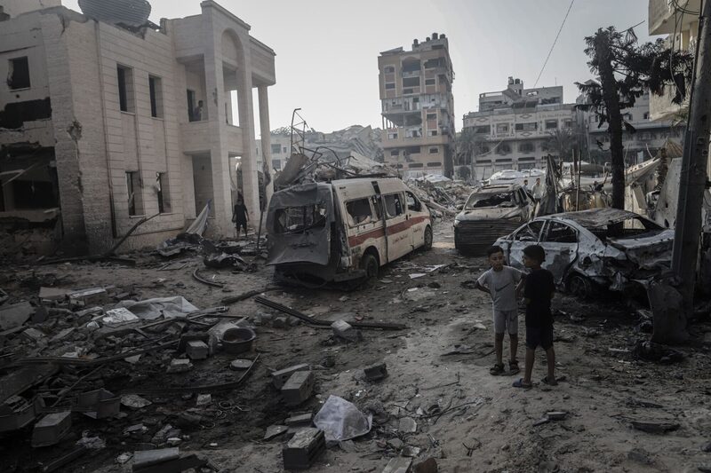 Palestinos inspeccionan los daños tras un ataque aéreo israelí en la ciudad de Gaza. Palestinos inspeccionan los daños tras un ataque aéreo israelí en la ciudad de Gaza.