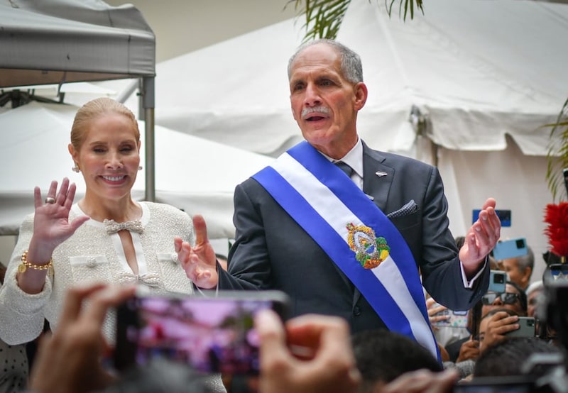 El presidente de Honduras, Nasry Asfura, con su esposa, Lissette del Cid, tras la salida de su investidura, el 27 de enero de 2026. El presidente de Honduras, Nasry Asfura, con su esposa, Lissette del Cid, tras la salida de su investidura, el 27 de enero de 2026.