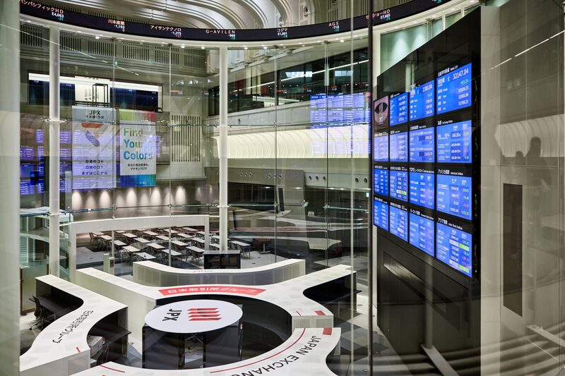Información de mercado mostrada dentro del edificio de la Bolsa de Valores de Tokio (TSE) en Tokio, Japón. Foto: Shoko Takayasu/Bloomberg Información de mercado mostrada dentro del edificio de la Bolsa de Valores de Tokio (TSE) en Tokio, Japón. Foto: Shoko Takayasu/Bloomberg