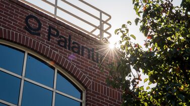 Palantir eleva sus previsiones de ventas tras una subida récord de sus acciones Palantir eleva sus previsiones de ventas tras una subida récord de sus acciones