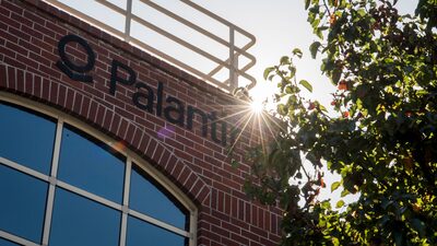 Palantir eleva sus previsiones de ventas tras una subida récord de sus acciones Palantir eleva sus previsiones de ventas tras una subida récord de sus acciones