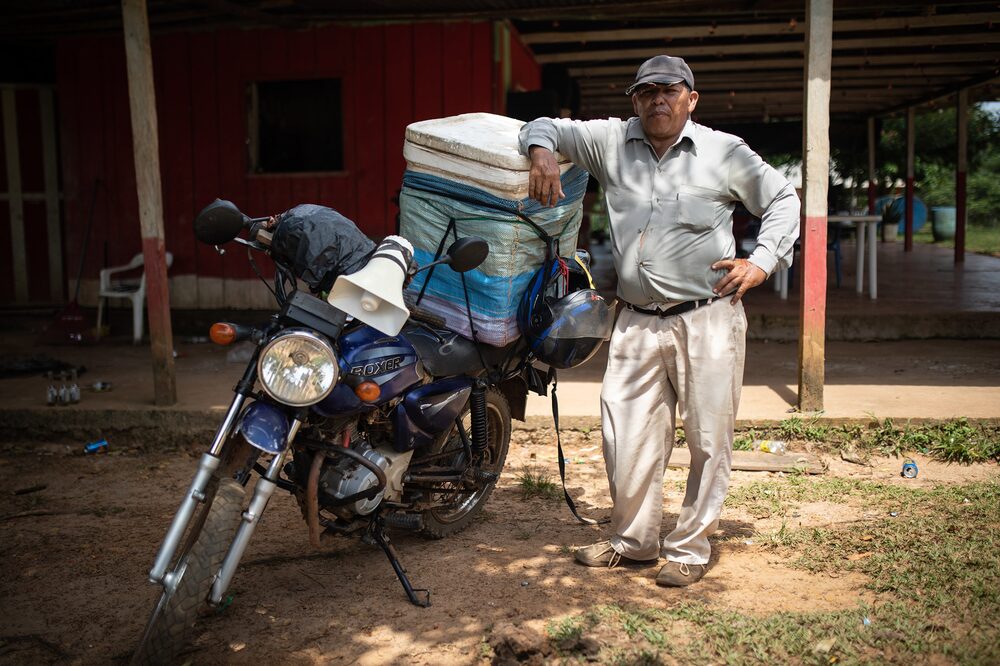 Richar Ortiz, excultivador de coca, ahora vende helado en su motocicleta cerca de El Capricho.Fotógrafo: Ivan Valencia / Bloomberg Richar Ortiz, excultivador de coca, ahora vende helado en su motocicleta cerca de El Capricho.Fotógrafo: Ivan Valencia / Bloomberg