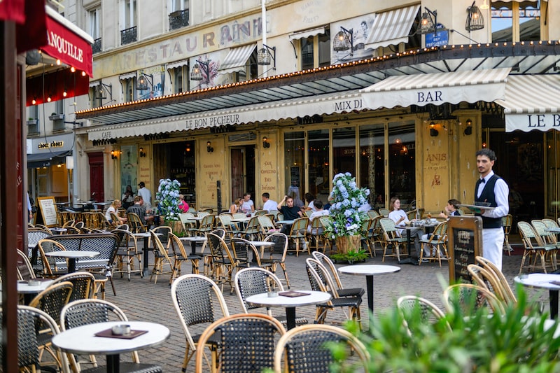 Available tables at a restaurant's terrace in Paris. Available tables at a restaurant's terrace in Paris.