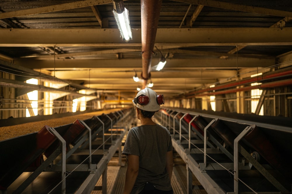 Un trabajador en una planta de procesamiento y trituración de soja en Rosario.Fuente: Bloomberg Un trabajador en una planta de procesamiento y trituración de soja en Rosario.Fuente: Bloomberg