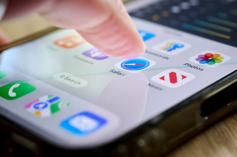 La aplicación Safari de Apple en un teléfono inteligente, tomada en Germantown, Nueva York, EE. UU., el miércoles 7 de mayo de 2025. Apple Inc. 🔥 **Guerra de titanes**: Apple y Samsung dominan el mercado, pero la escasez de chips amenaza su reinado en 2026