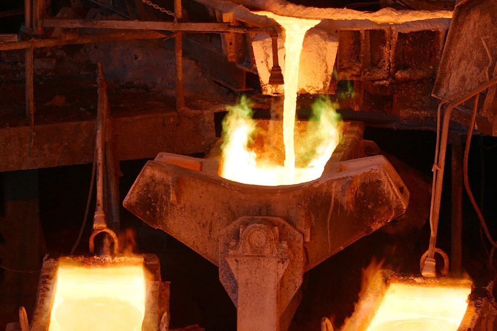 Cobre fundido vertido en un molde Cobre fundido vertido en un molde