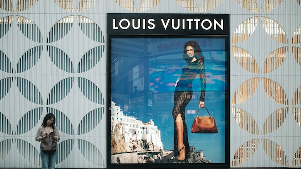 Ações da LVMH caem 28% e têm pior início de ano da história com crise no luxo e guerra Ações da LVMH caem 28% e têm pior início de ano da história com crise no luxo e guerra