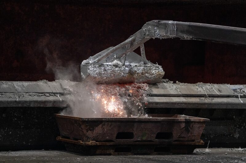 Aluminio fundido en la fundición de una planta de aluminio cerca de Dunkerque, Francia. La UE sigue enfrentándose a un arancel del 50 % sobre las exportaciones de acero y aluminio.
Fotógrafo: Nathan Laine/Bloomberg
Aluminio fundido en la fundición de una planta de aluminio cerca de Dunkerque, Francia. La UE sigue enfrentándose a un arancel del 50 % sobre las exportaciones de acero y aluminio.
Fotógrafo: Nathan Laine/Bloomberg