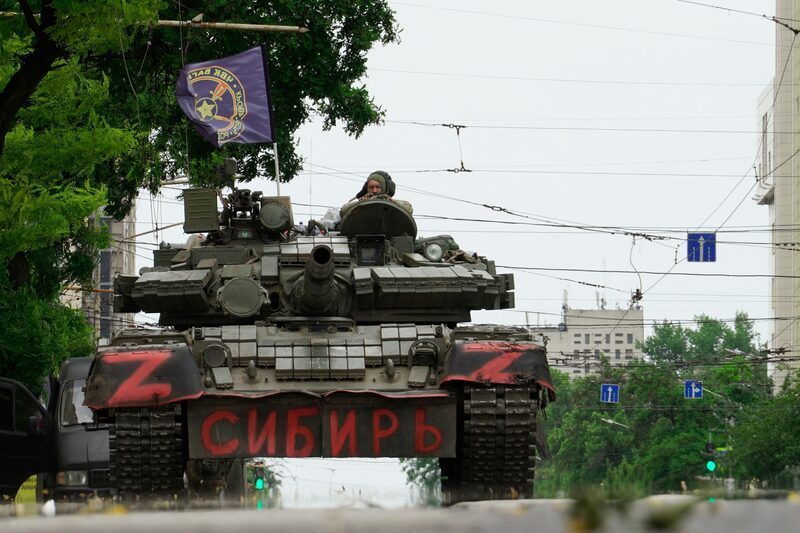 Miembros del grupo Wagner sentados encima de un tanque en una calle de la ciudad de Rostov del Don, el 24 de junio de 2023. Fotógrafo: AFP/Getty Images Miembros del grupo Wagner sentados encima de un tanque en una calle de la ciudad de Rostov del Don, el 24 de junio de 2023. Fotógrafo: AFP/Getty Images