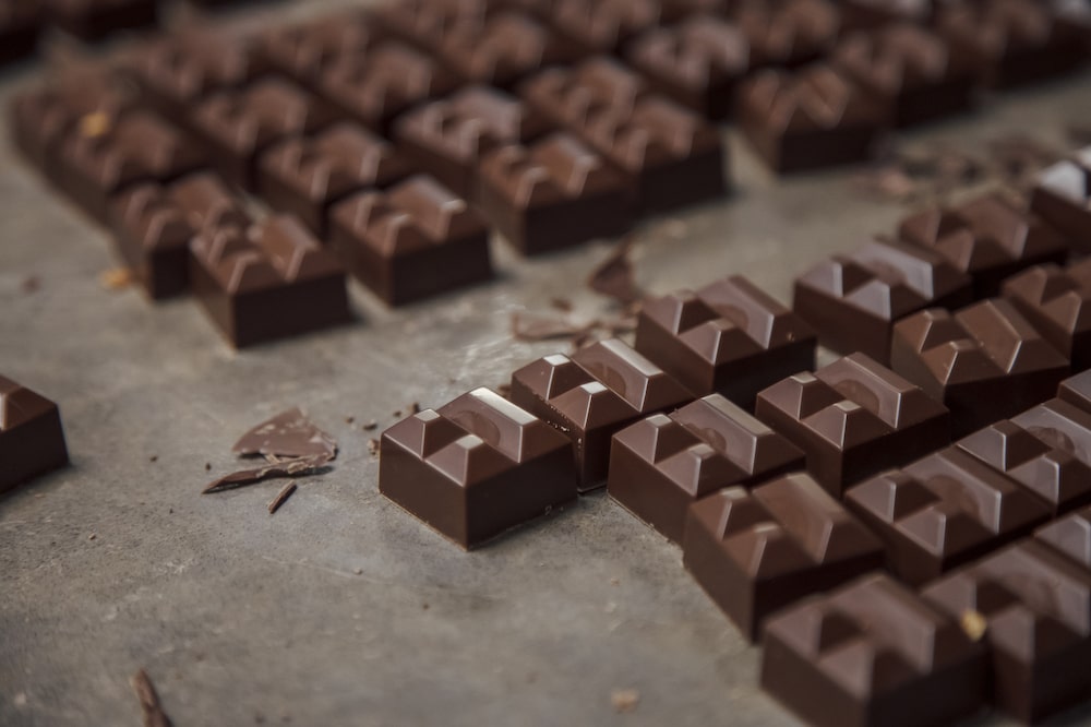 Foto de barras de chocolate sobre uma mesa Foto de barras de chocolate sobre uma mesa