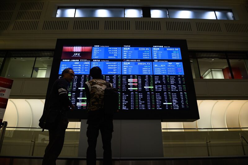 tela exibe o valor da média de ações do Nikkei 225 na Bolsa de Valores de Tóquio (TSE), operada pelo Japan Exchange Group Inc. (JPX), em Tóquio, Japão tela exibe o valor da média de ações do Nikkei 225 na Bolsa de Valores de Tóquio (TSE), operada pelo Japan Exchange Group Inc. (JPX), em Tóquio, Japão