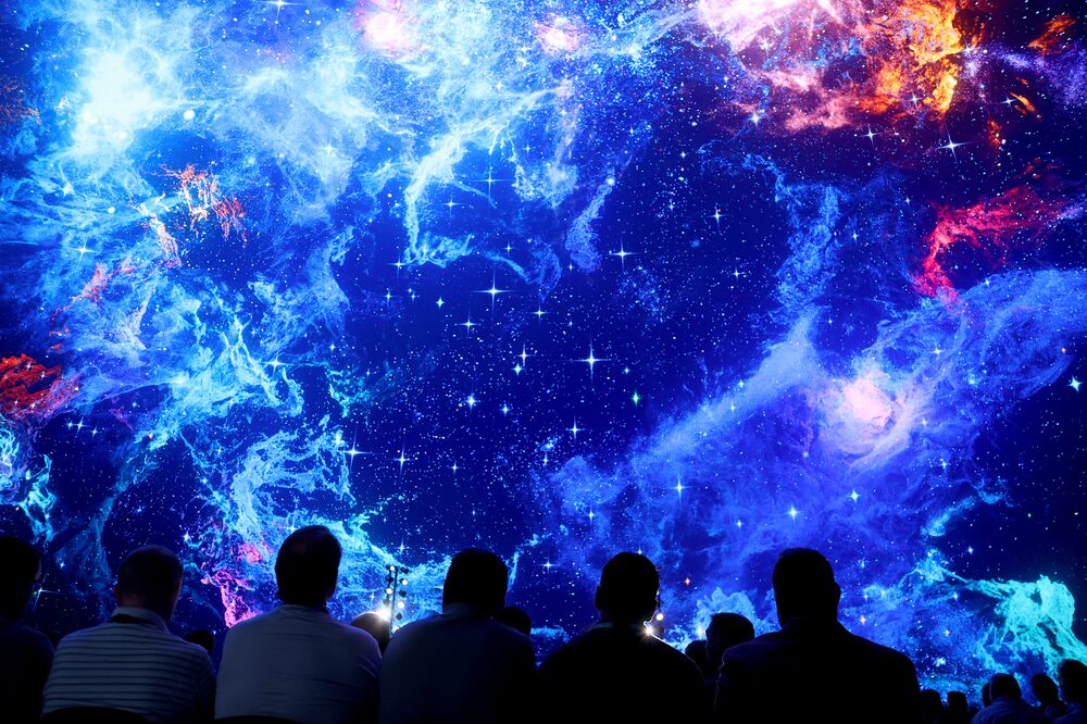 Telão com projeção de cores cósmicas Telão com projeção de cores cósmicas