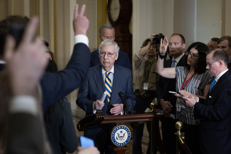 El líder de la minoría en el Senado, el republicano de Kentucky Mitch McConnell, habla durante una rueda de prensa tras el almuerzo semanal del grupo republicano en el Capitolio de EE.UU. en Washington, DC, EE.UU., el martes 2 de mayo de 2023. La secretaria del Tesoro dijo a los legisladores estadounidenses que la capacidad de su departamento para utilizar maniobras contables especiales para mantenerse dentro del límite de la deuda federal podría agotarse tan pronto como a principios de junio. El líder de la minoría en el Senado, el republicano de Kentucky Mitch McConnell, habla durante una rueda de prensa tras el almuerzo semanal del grupo republicano en el Capitolio de EE.UU. en Washington, DC, EE.UU., el martes 2 de mayo de 2023. La secretaria del Tesoro dijo a los legisladores estadounidenses que la capacidad de su departamento para utilizar maniobras contables especiales para mantenerse dentro del límite de la deuda federal podría agotarse tan pronto como a principios de junio.