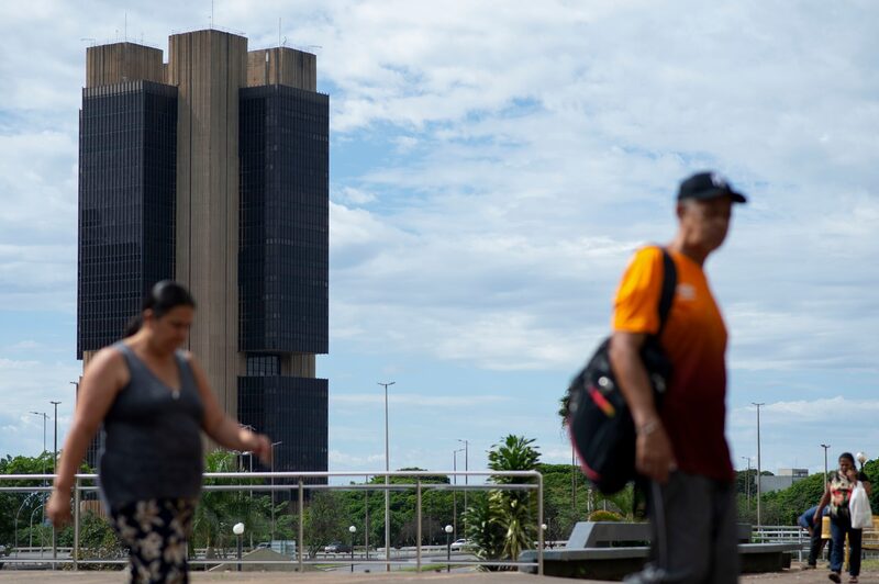 O Índice de Atividade Econômica do Banco Central (IBC-Br), um indicador do produto interno bruto, aumentou 0,8% em relação a fevereiro, o dobro da previsão mediana de 0,4% dos analistas em uma pesquisa da Bloomberg O Índice de Atividade Econômica do Banco Central (IBC-Br), um indicador do produto interno bruto, aumentou 0,8% em relação a fevereiro, o dobro da previsão mediana de 0,4% dos analistas em uma pesquisa da Bloomberg