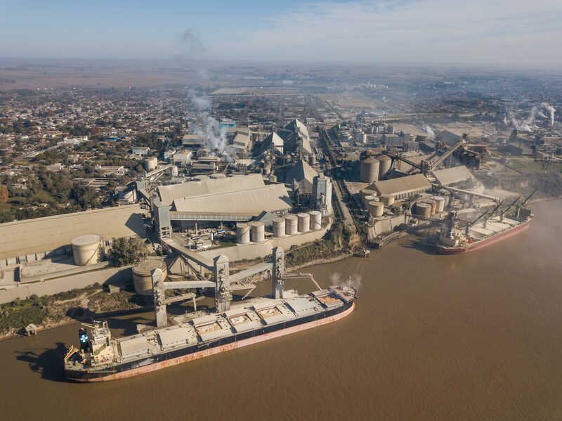 Una fábrica de Vicentin en el muelle de San Lorenzo, en San Lorenzo, Argentina. Fuente: Getty Images Una fábrica de Vicentin en el muelle de San Lorenzo, en San Lorenzo, Argentina. Fuente: Getty Images