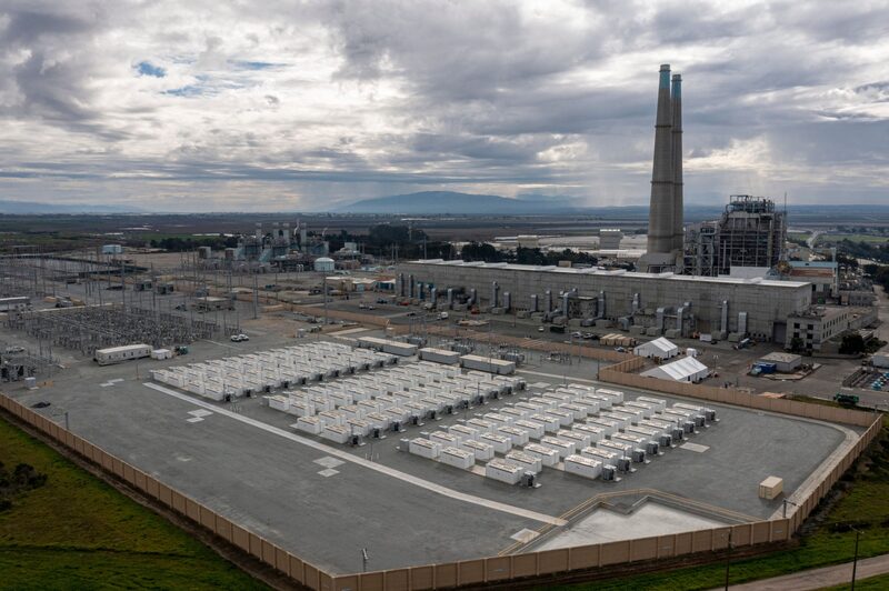 Baterías Megapack de Tesla en el sistema de almacenamiento de energía de la batería Elkhorn, junto a la central eléctrica de gas natural de Vistra Moss Landing, en Moss Landing, California, Estados Unidos, el lunes 17 de enero de 2022. Baterías Megapack de Tesla en el sistema de almacenamiento de energía de la batería Elkhorn, junto a la central eléctrica de gas natural de Vistra Moss Landing, en Moss Landing, California, Estados Unidos, el lunes 17 de enero de 2022.