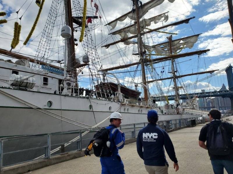 Buque Escuela Cuauhtémoc de la Armada de México tras chocar contra el Puente de Brooklyn, 18 de mayo de 2025 (Imagen de NYC Emergency Management, tomado de su cuenta de X) Buque Escuela Cuauhtémoc de la Armada de México tras chocar contra el Puente de Brooklyn, 18 de mayo de 2025 (Imagen de NYC Emergency Management, tomado de su cuenta de X)