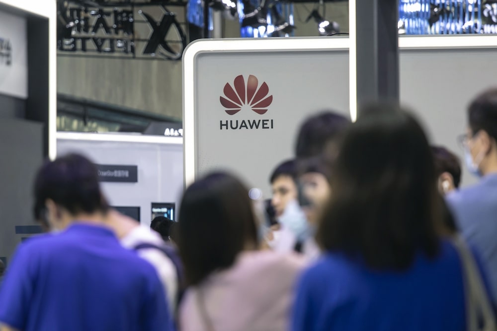 Los asistentes pasan frente al stand de Huawei Technologies Co. en la Conferencia Mundial de Inteligencia Artificial (WAIC) en Shanghái, China. Los asistentes pasan frente al stand de Huawei Technologies Co. en la Conferencia Mundial de Inteligencia Artificial (WAIC) en Shanghái, China.