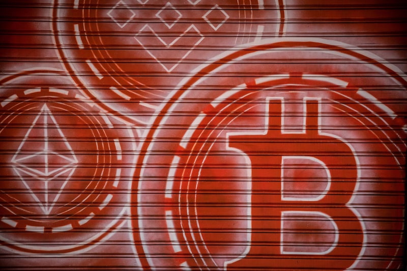 Logotipos de criptomoedas em uma corretora em Barcelona, na Espanha. (Foto: Angel Garcia/Bloomberg) Logotipos de criptomoedas em uma corretora em Barcelona, na Espanha. (Foto: Angel Garcia/Bloomberg)