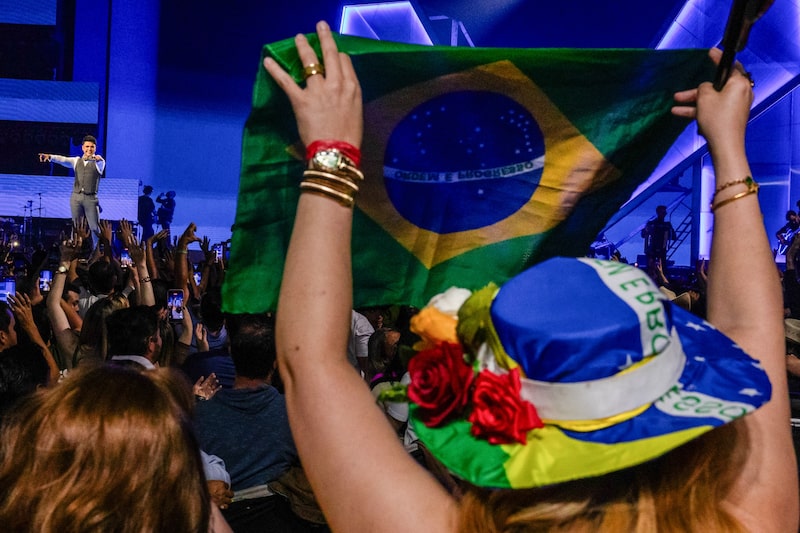 Fã agita a bandeira do Brasil durante show do cantor Zezé Di Camargo, em São Paulo, em sinal de apoio à direita (Foto: Bloomberg)
Fã agita a bandeira do Brasil durante show do cantor Zezé Di Camargo, em São Paulo, em sinal de apoio à direita (Foto: Bloomberg)