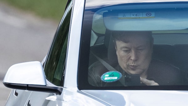 Acciones de Tesla caen tras compra de Twitter de Musk por US$44.000 millones Acciones de Tesla caen tras compra de Twitter de Musk por US$44.000 millones