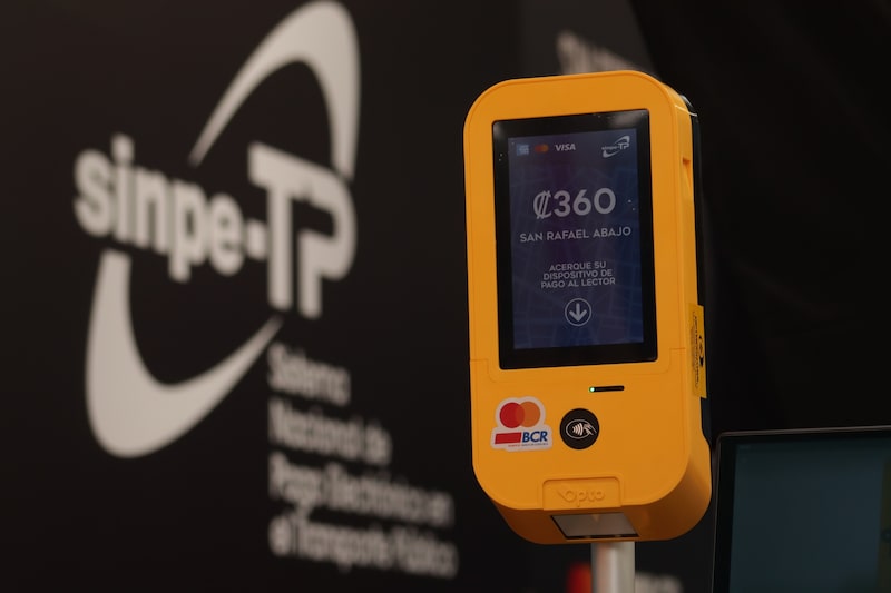 Un datáfono del Sistema Nacional de Pago Electrónico en el Transporte Público (SINPE-TP), en Costa Rica, el 8 de octubre de 2024. Un datáfono del Sistema Nacional de Pago Electrónico en el Transporte Público (SINPE-TP), en Costa Rica, el 8 de octubre de 2024.