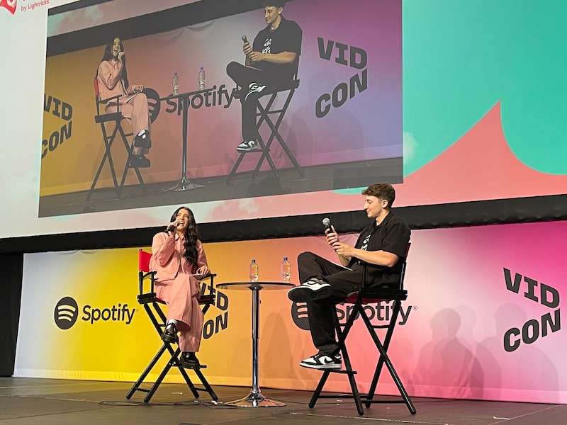Charli D'Amelio (à esquerda), uma das maiores influencers no TikTok, na edição deste ano da VidCon, o maior evento do mundo para criadores de conteúdo em redes sociais, em Anaheim Charli D'Amelio (à esquerda), uma das maiores influencers no TikTok, na edição deste ano da VidCon, o maior evento do mundo para criadores de conteúdo em redes sociais, em Anaheim
