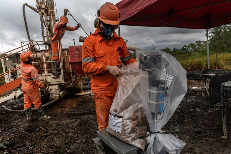 Trabalhadores enchem sacos de amostras com argila no projeto de terras raras da Viridis, em Poços de Caldas, Minas Gerais, Brasil. (Foto: Dado Galdieri/Bloomberg) Trabalhadores enchem sacos de amostras com argila no projeto de terras raras da Viridis, em Poços de Caldas, Minas Gerais, Brasil. (Foto: Dado Galdieri/Bloomberg)