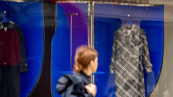 Estratégia de queima de estoques da Burberry impulsiona vendas e ações sobem 16% Estratégia de queima de estoques da Burberry impulsiona vendas e ações sobem 16%