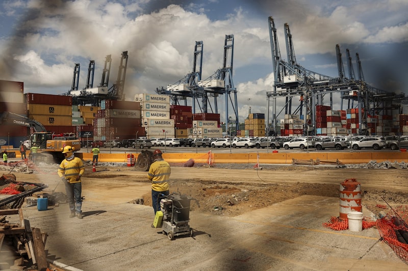 Trabajadores en un proyecto de construcción en el Puerto de Balboa, gestionado por CK Hutchison Holdings, en la entrada del Canal de Panamá, el 23 de febrero. Foto: Martin Bernetti/AFP/Getty Images Trabajadores en un proyecto de construcción en el Puerto de Balboa, gestionado por CK Hutchison Holdings, en la entrada del Canal de Panamá, el 23 de febrero. Foto: Martin Bernetti/AFP/Getty Images