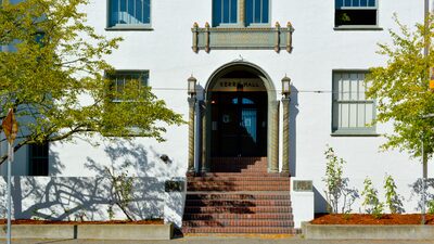 Prédios históricos e obras de arte: faculdades vendem ativos em busca de recursos Prédios históricos e obras de arte: faculdades vendem ativos em busca de recursos