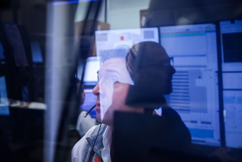 Un trader sigue de cerca la evolución de los mercados financieros desde su estación de trabajo. El año estuvo atravesado por factores como tensiones geopolíticas, dudas sobre la política monetaria y altas valoraciones, lo que llevó a oscilaciones en las principales plazas bursátiles. Un trader sigue de cerca la evolución de los mercados financieros desde su estación de trabajo. El año estuvo atravesado por factores como tensiones geopolíticas, dudas sobre la política monetaria y altas valoraciones, lo que llevó a oscilaciones en las principales plazas bursátiles.