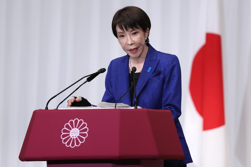 Takaichi promete disciplina fiscal tras victoria histórica y calma a los mercados. Takaichi promete disciplina fiscal tras victoria histórica y calma a los mercados.