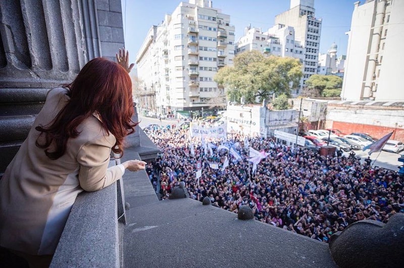 Tras responder los argumentos del fiscal, saludó a los militantes que se acercaron al Congreso Tras responder los argumentos del fiscal, saludó a los militantes que se acercaron al Congreso