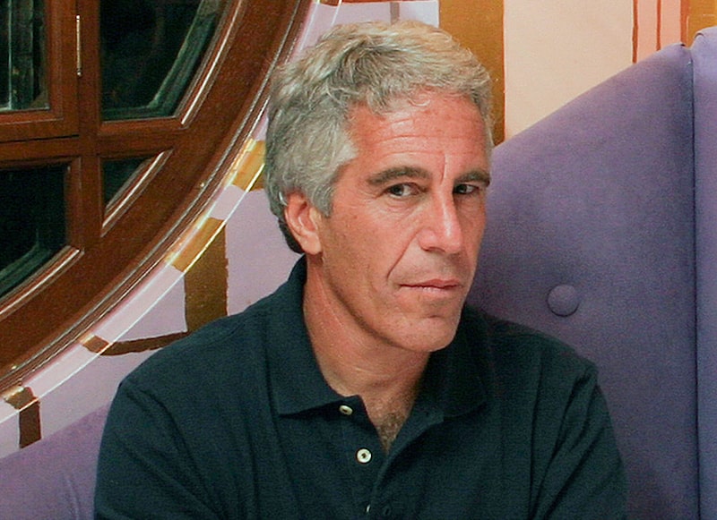 El multimillonario Jeffrey Epstein en Cambridge, Massachusetts, el 8 de septiembre de 2004. El multimillonario Jeffrey Epstein en Cambridge, Massachusetts, el 8 de septiembre de 2004.