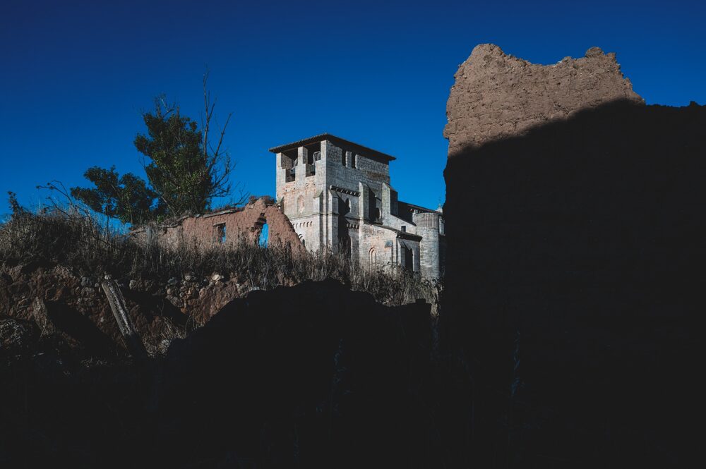 A igreja de Santiago Apóstol, do século XIII, em Villamorón. Considerada a primeira construção gótica da região, a igreja domina a pequena aldeia. (Foto: Ana Maria Arevalo Gosen/Bloomberg) A igreja de Santiago Apóstol, do século XIII, em Villamorón. Considerada a primeira construção gótica da região, a igreja domina a pequena aldeia. (Foto: Ana Maria Arevalo Gosen/Bloomberg)