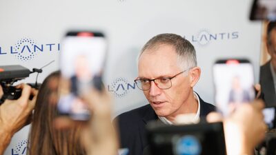 Stellantis começa a procurar um nome para suceder Carlos Tavares como CEO Stellantis começa a procurar um nome para suceder Carlos Tavares como CEO