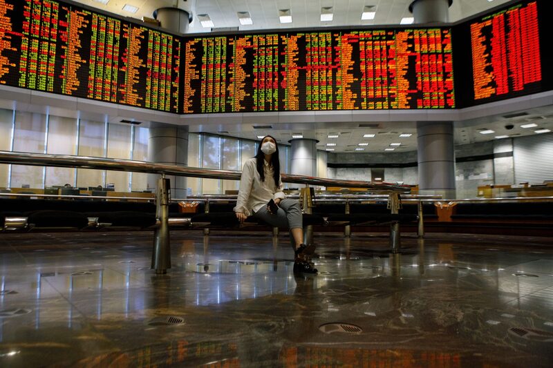 Una persona observa los precios de las acciones en la galería de operaciones de la sede del RHB Investment Bank Bhd. en Kuala Lumpur, Malasia, el martes 11 de octubre de 2022. Fotógrafo: Samsul Said/Bloomberg Una persona observa los precios de las acciones en la galería de operaciones de la sede del RHB Investment Bank Bhd. en Kuala Lumpur, Malasia, el martes 11 de octubre de 2022. Fotógrafo: Samsul Said/Bloomberg